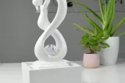 Fontaine intérieure blanche amour couple